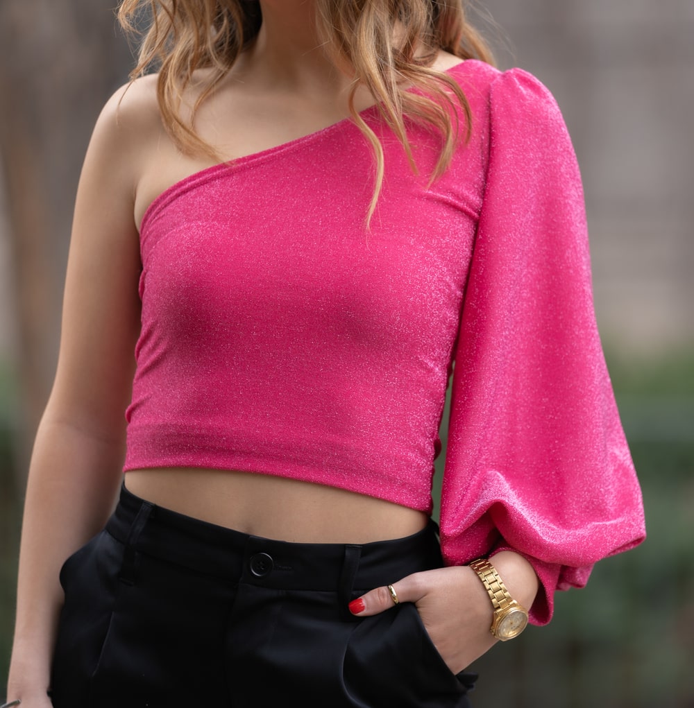 Top asimétrico manga globo fucsia brillo