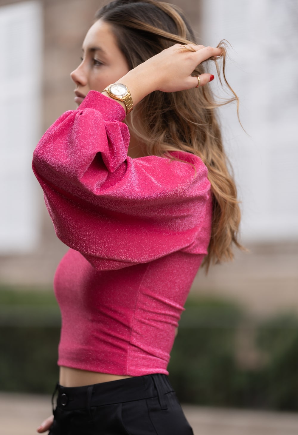 Top asimétrico manga globo fucsia brillo